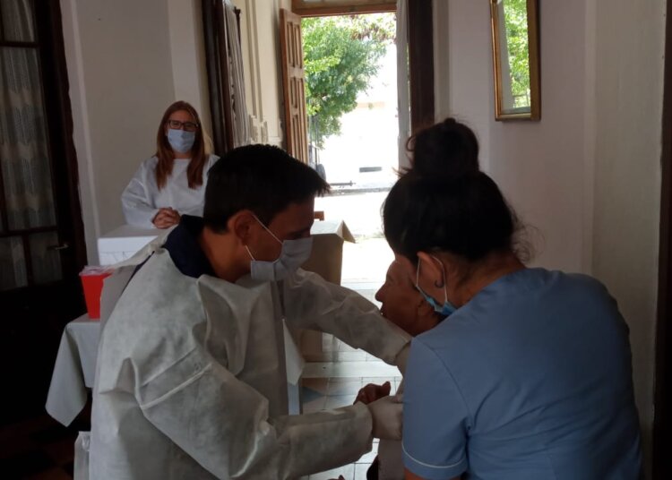 Abuelos y personal del Hogar Abuela Maruca recibieron la primera dosis de la vacuna