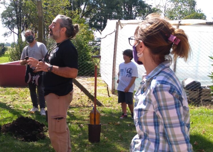 Se plantó un fresno en la sede de la agencia con acompañamiento de autoridades y comunidad
