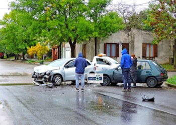 Colisión de dos automoviles en la esquina de Avellaneda y Las Heras