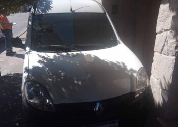 Misterio: una jubilada encuentra una camioneta chocada contra su casa