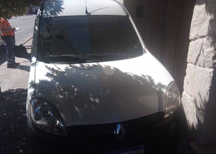 Misterio: una jubilada encuentra una camioneta chocada contra su casa