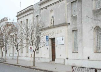 Cnel Suárez: Amenazas de bomba en una escuela: allanan la casa de la directora