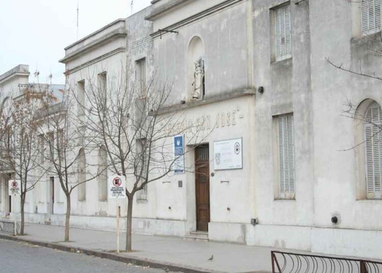 Cnel Suárez: Amenazas de bomba en una escuela: allanan la casa de la directora