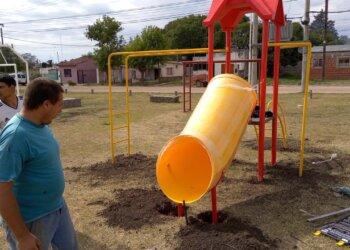 Continúan los trabajos de embellecimiento y colocación de juegos inclusivos en plazoletas