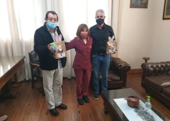 Despertares entrego un presente al Intendente Marini