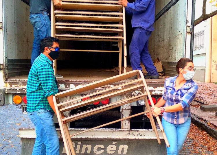 Se recibió mobiliario que fue entregado a instituciones escolares
