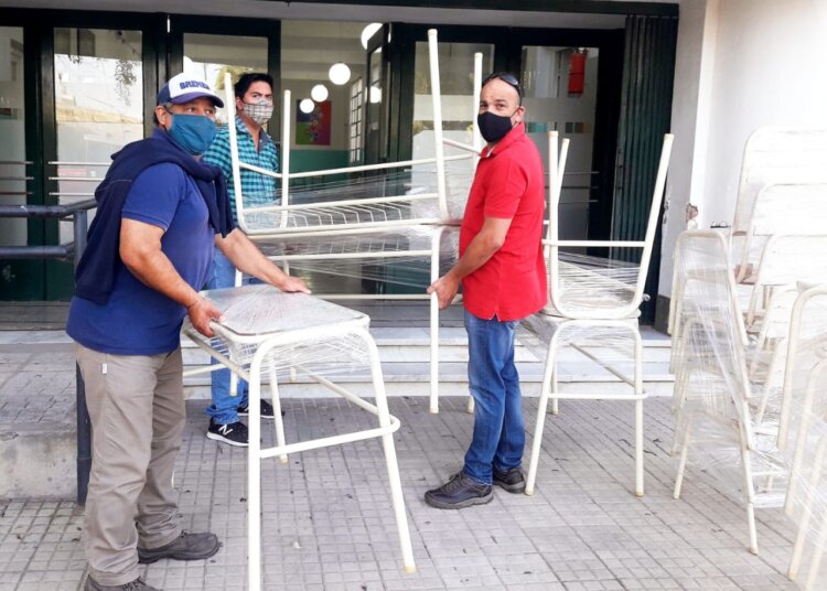 Se recibió mobiliario que fue entregado a instituciones escolares