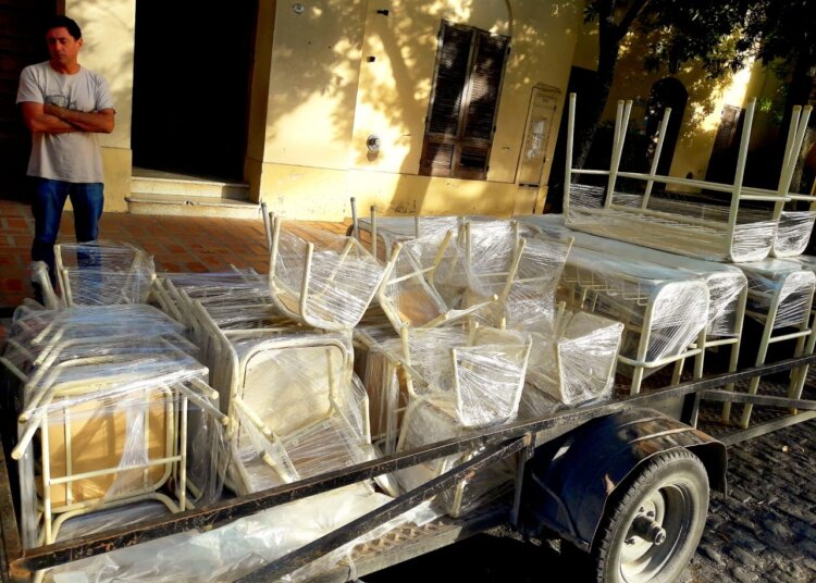 Se recibió mobiliario que fue entregado a instituciones escolares