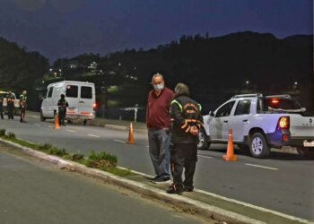 El municipio junto a la policía realiza controles de cumplimiento de las medidas implementadas por la pandemia