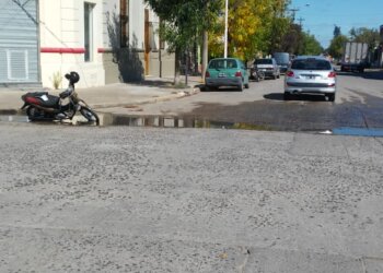 Accidente entre auto y moto deja como saldo heridas de consideración en una mujer