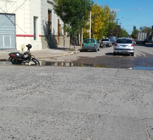 Accidente entre auto y moto deja como saldo heridas de consideración en una mujer