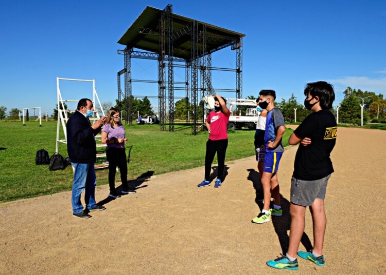 Se realiza limpieza y colocación de alambre en el escenario del Polideportivo Municipal