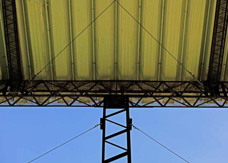 Se realiza limpieza y colocación de alambre en el escenario del Polideportivo Municipal