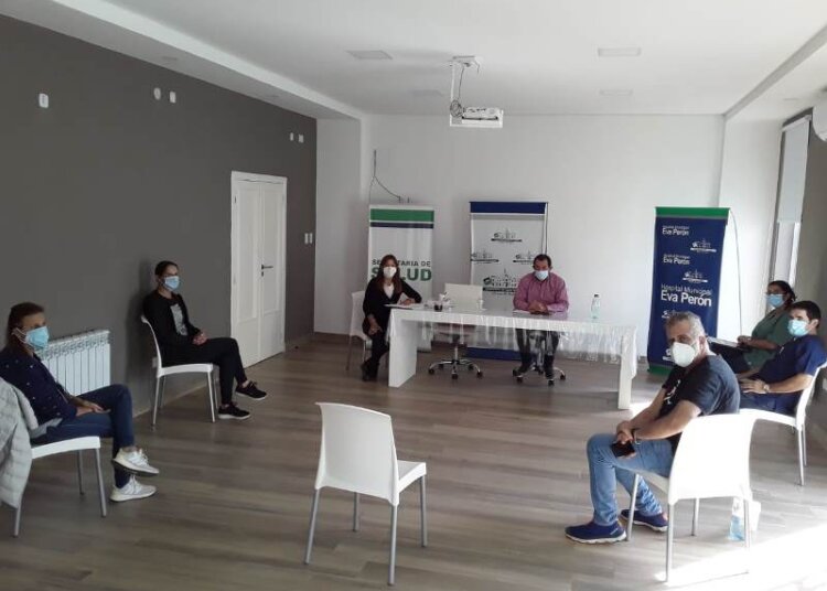 Reunión entre el jefe comunal y referentes del área de salud