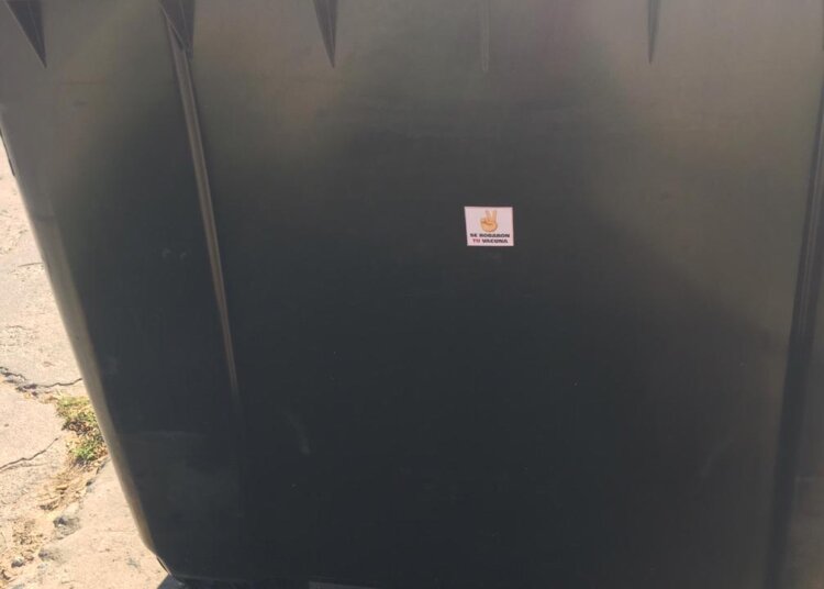 Se encontraron en varios sitios de Juárez stikers con una denuncia sobre las vacunas