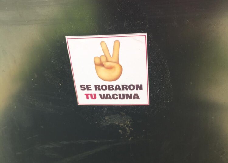 Se encontraron en varios sitios de Juárez stikers con una denuncia sobre las vacunas