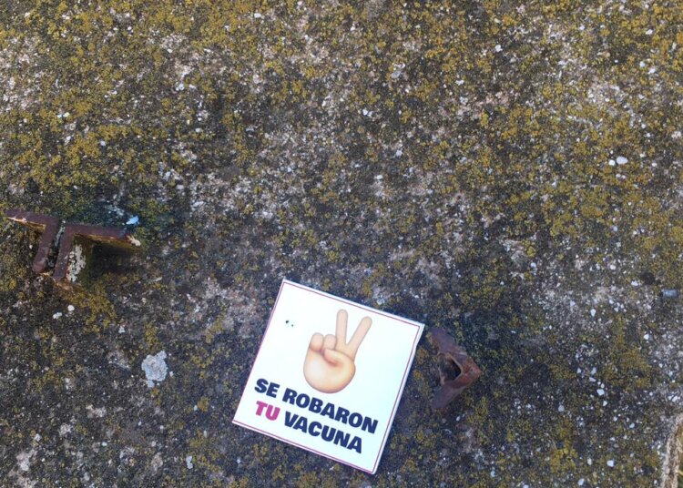 Se encontraron en varios sitios de Juárez stikers con una denuncia sobre las vacunas