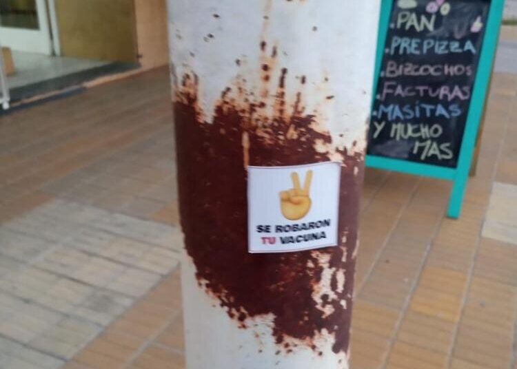 Se encontraron en varios sitios de Juárez stikers con una denuncia sobre las vacunas