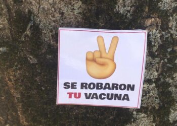 Se encontraron en varios sitios de Juárez stikers con una denuncia sobre las vacunas