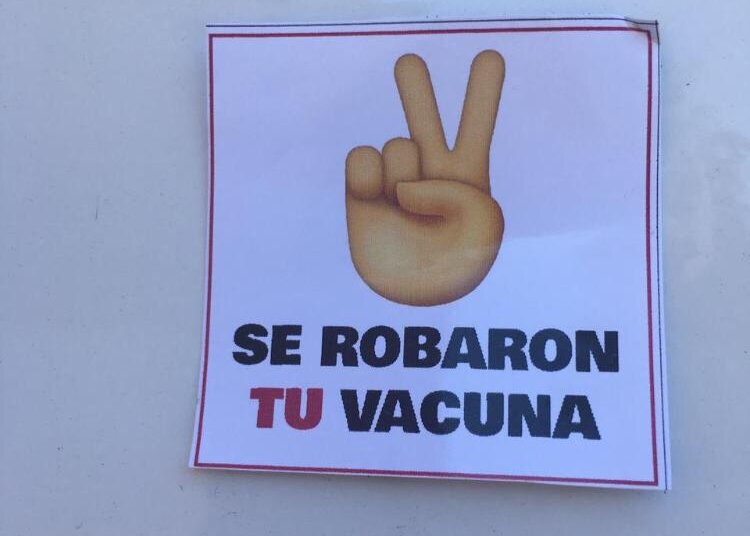 Se encontraron en varios sitios de Juárez stikers con una denuncia sobre las vacunas
