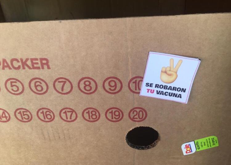 Se encontraron en varios sitios de Juárez stikers con una denuncia sobre las vacunas