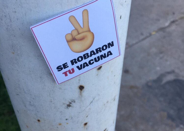 Se encontraron en varios sitios de Juárez stikers con una denuncia sobre las vacunas
