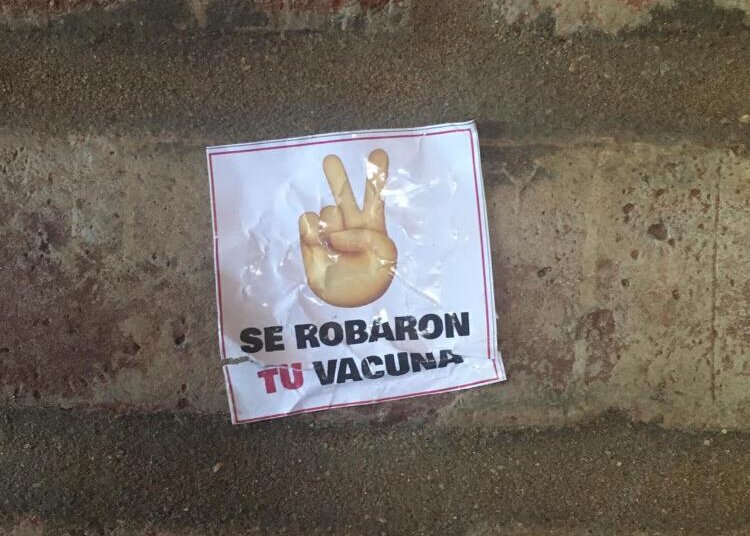 Se encontraron en varios sitios de Juárez stikers con una denuncia sobre las vacunas