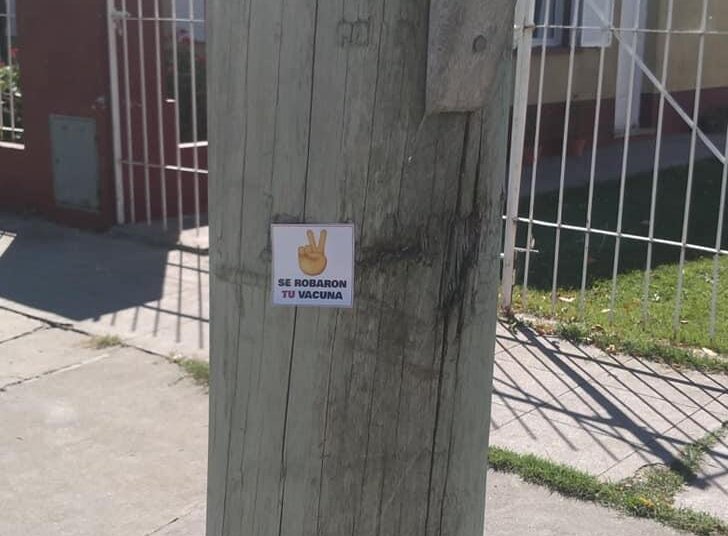Se encontraron en varios sitios de Juárez stikers con una denuncia sobre las vacunas