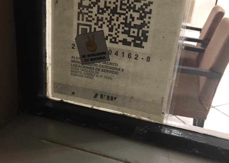 Se encontraron en varios sitios de Juárez stikers con una denuncia sobre las vacunas