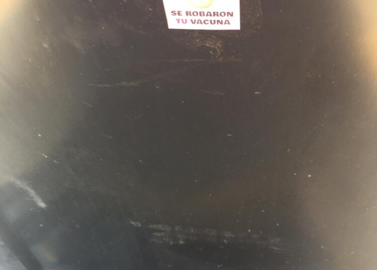 Se encontraron en varios sitios de Juárez stikers con una denuncia sobre las vacunas