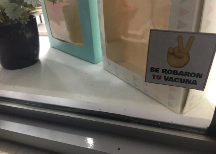 Se encontraron en varios sitios de Juárez stikers con una denuncia sobre las vacunas