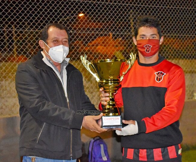 Juarense Rojo recibió la Copa Juárez  trás consagrarse campeón del torneo