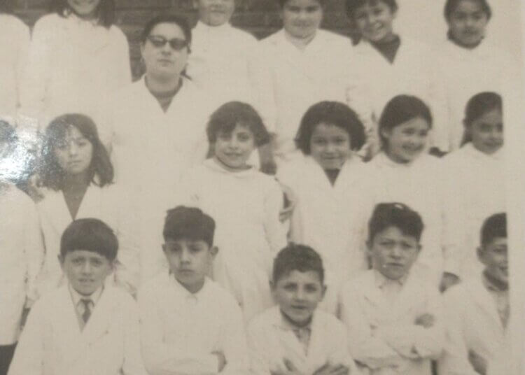 «Yo estoy acá, tu maestra esta con vos» le dice en cada homenaje