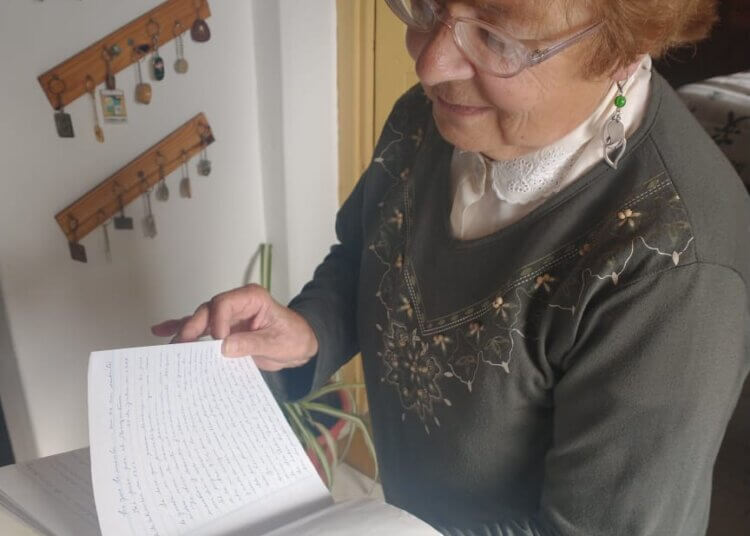 «Yo estoy acá, tu maestra esta con vos» le dice en cada homenaje