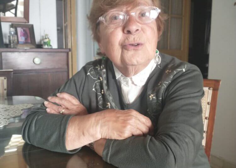 «Yo estoy acá, tu maestra esta con vos» le dice en cada homenaje