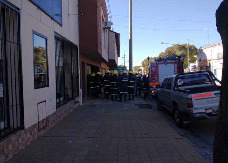 Capacitación constante. Los Bomberos Voluntarios realizaron un simulacro en edificio céntrico.