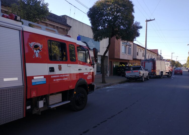 Capacitación constante. Los Bomberos Voluntarios realizaron un simulacro en edificio céntrico.
