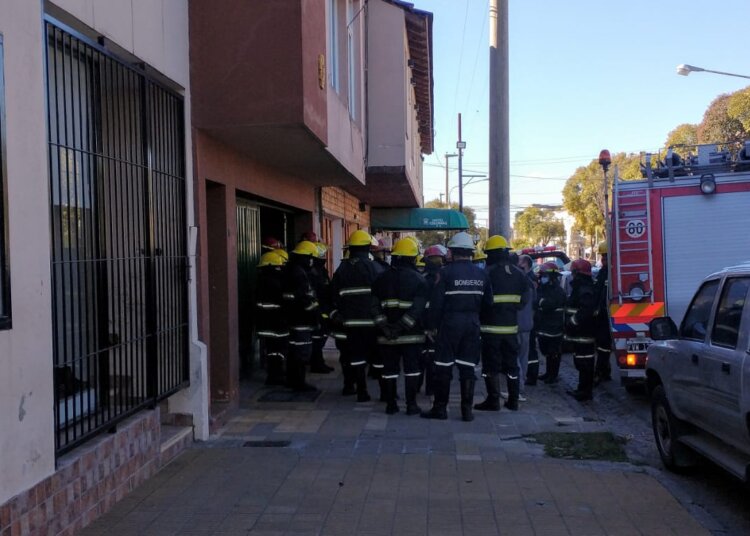 Capacitación constante. Los Bomberos Voluntarios realizaron un simulacro en edificio céntrico.