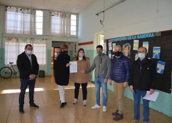 Entrega de un subsidio a la Escuela Nº11