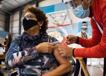 Los mayores de 70 años ya pueden vacunarse sin inscripción previa en provincia de Buenos Aires