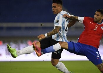 Argentina mostró dos caras de su juego y empató ante Chile