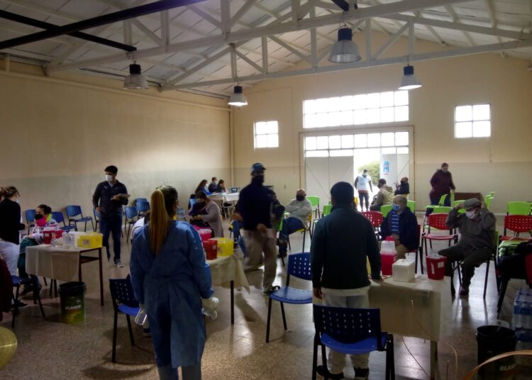 Vecinos de Villa y Barker recibieron su vacuna