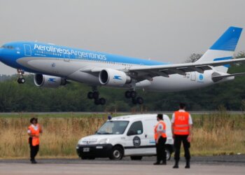 Esta madrugada parte el vuelo que buscará en Rusia el principio activo para producir la vacuna Sputnik V en Argentina