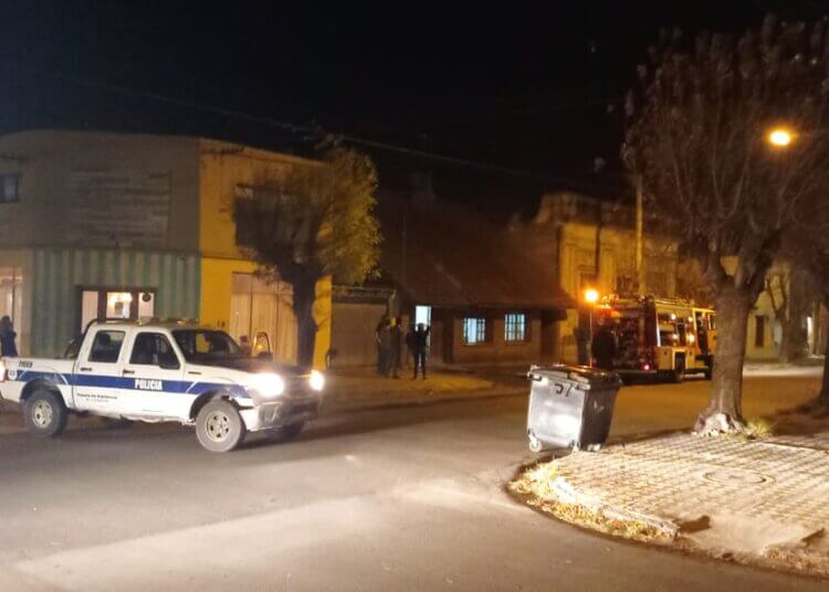 Bomberos Voluntarios extinguen incendio en una estufa