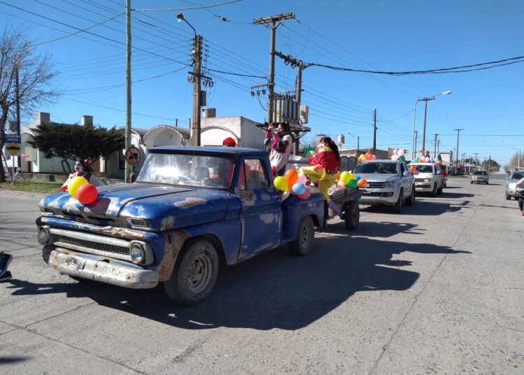 Los alumnos de la carrera de educación física recolectan juguetes para el día del niño