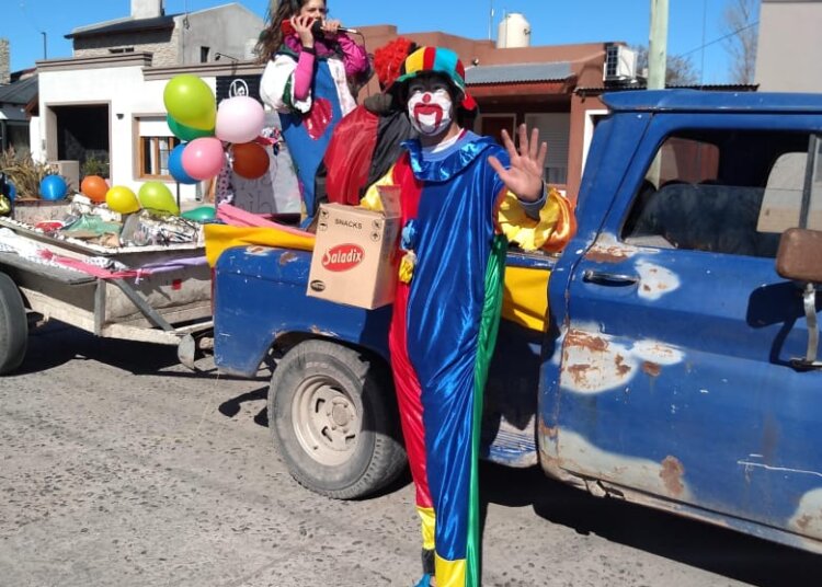 Los alumnos de la carrera de educación física recolectan juguetes para el día del niño