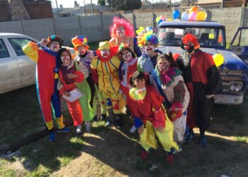 Los alumnos de la carrera de educación física recolectan juguetes para el día del niño