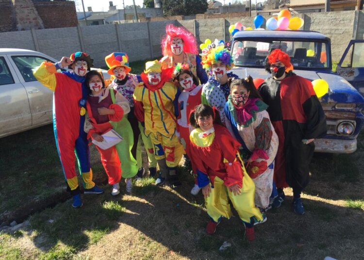 Los alumnos de la carrera de educación física recolectan juguetes para el día del niño