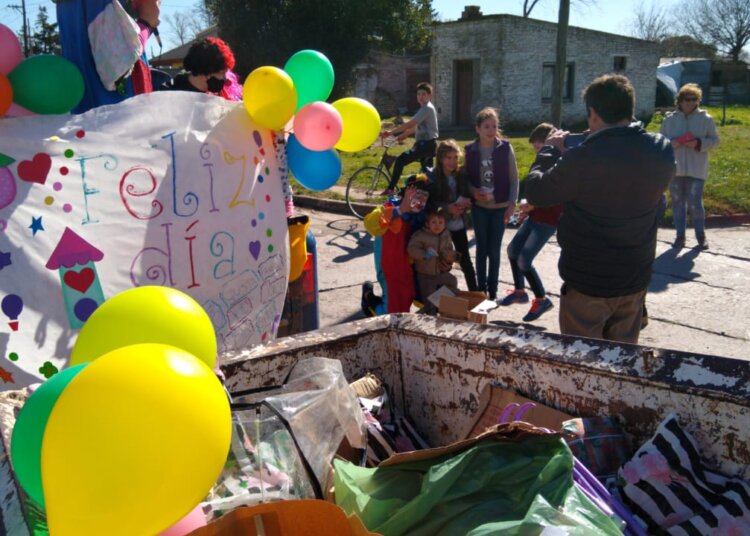 Los alumnos de la carrera de educación física recolectan juguetes para el día del niño