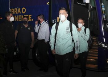 Argentina enfrenta a Paraguay por la clasificación a cuartos de final